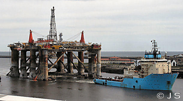 Northern Producer with Maersk Advancer